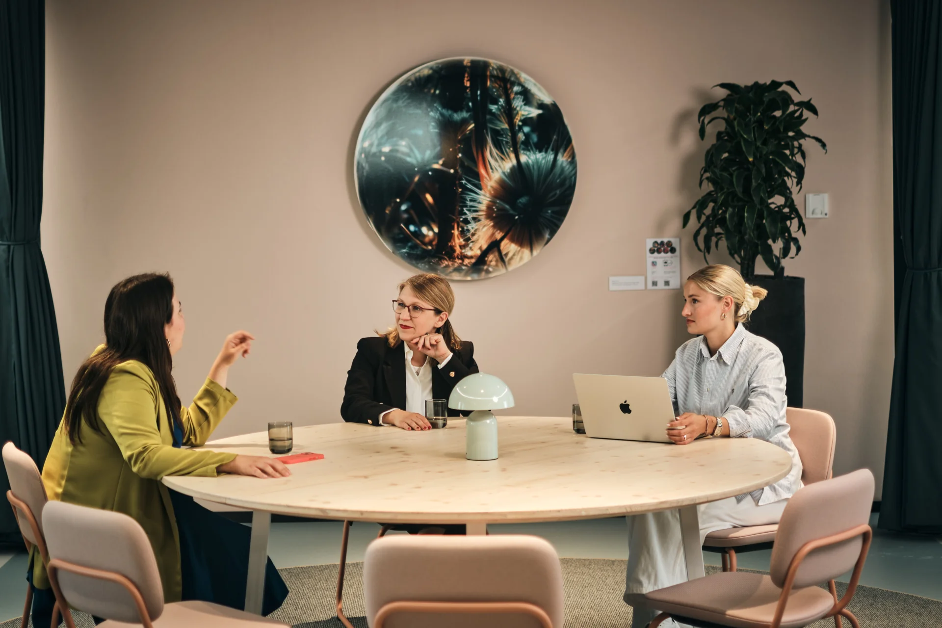 Applied AI Institute 1 Frauke Goll am Tisch mit Kolleginnen